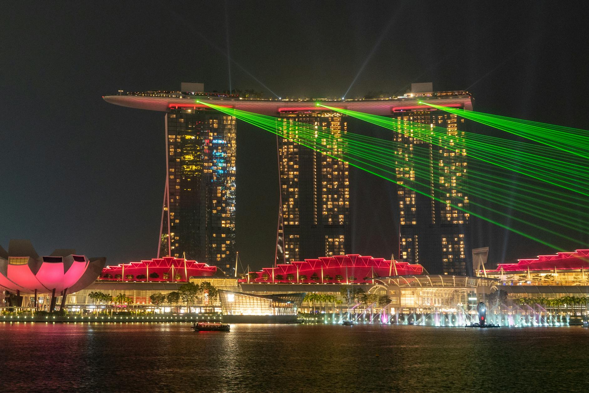 Pokaz laserowy nad Marina Bay Sands na tle nocnej panoramy Singapuru