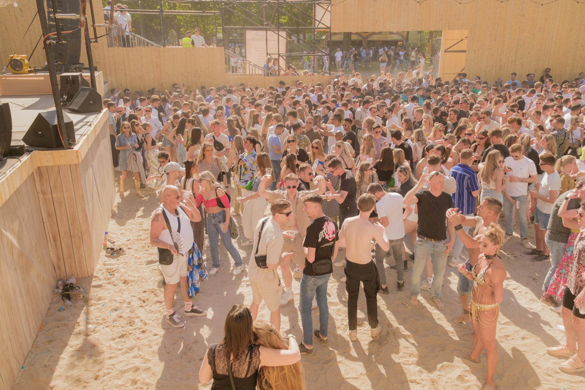 Scenariusz pokazu na otwarcie sezonu letniego na plaży miejskiej we Wrocławiu Tłum uczestników festiwalu muzycznego na słonecznej plaży miejskiej