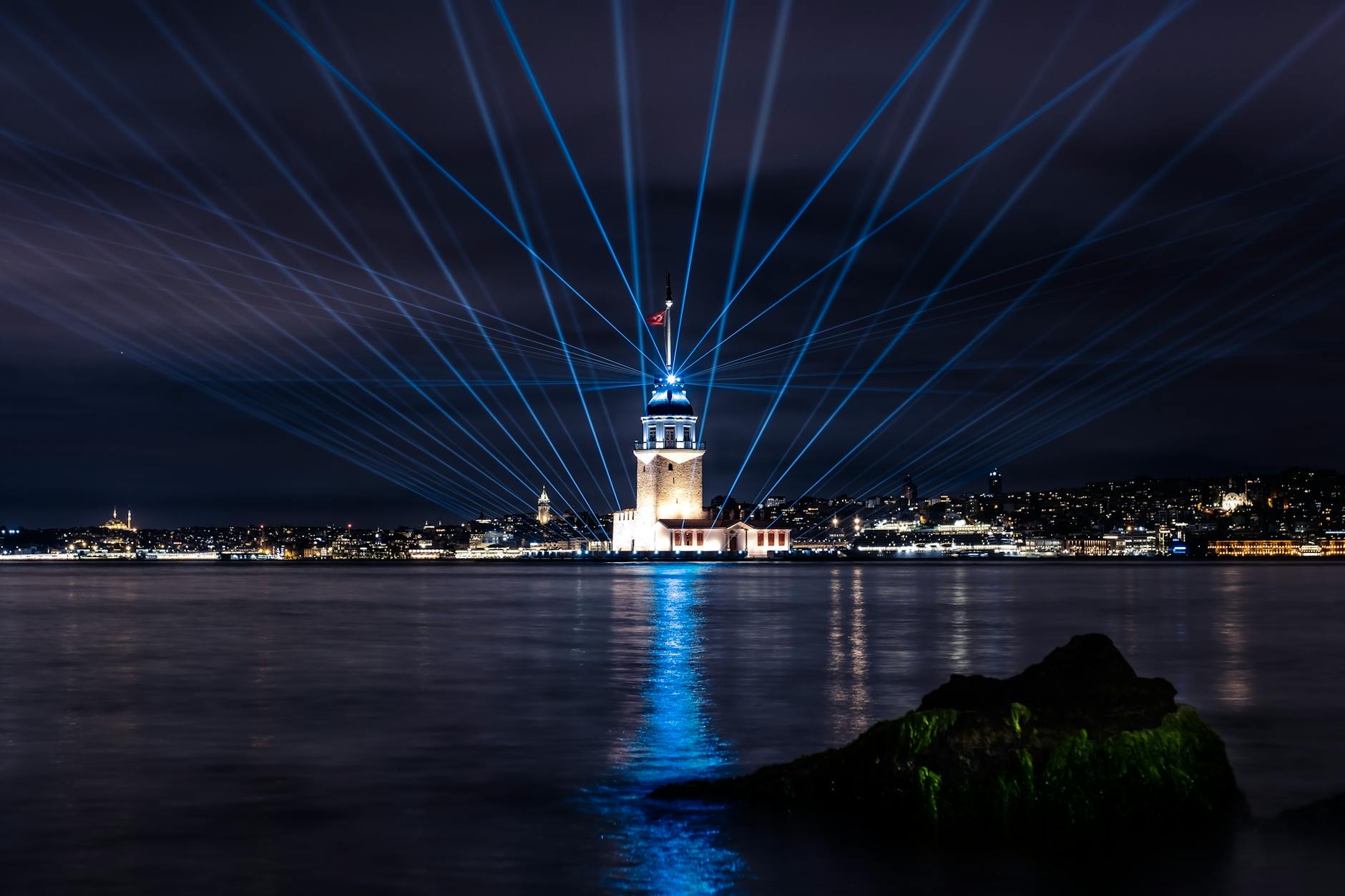 Wieża Leandra nad Bosforem nocą w świetle iluminacji Wieża Leandra nad Bosforem nocą w świetle iluminacji