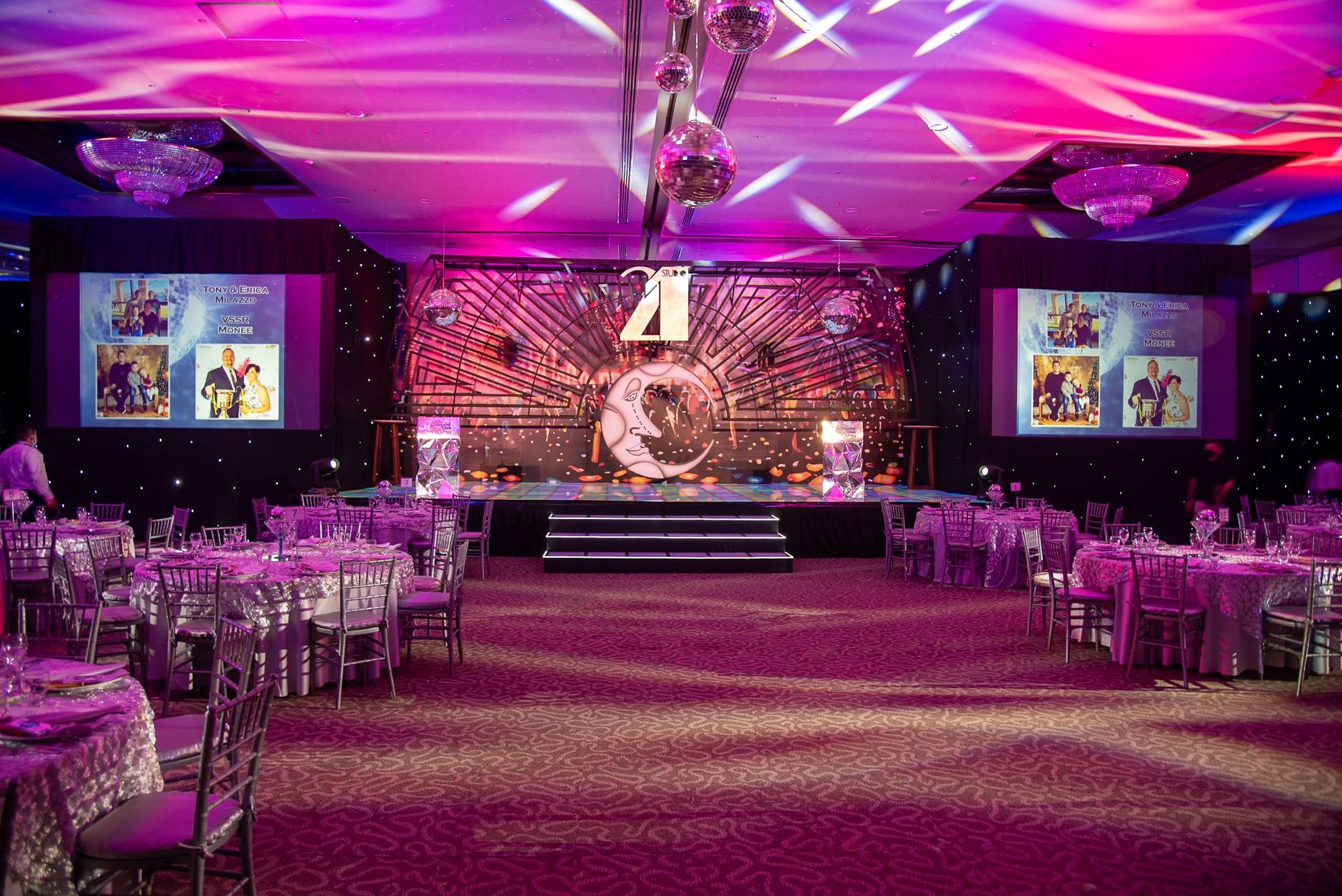 Elegancka sala eventowa z nastrojowym oświetleniem i dekoracjami na kolację