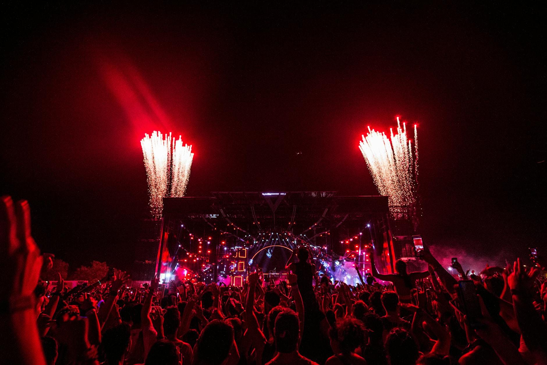Jak zgrać muzykę, fajerwerki i światło: scenariusz spektaklu multimedialnego Koncert nocą z fajerwerkami nad sceną i rozświetlonym tłumem