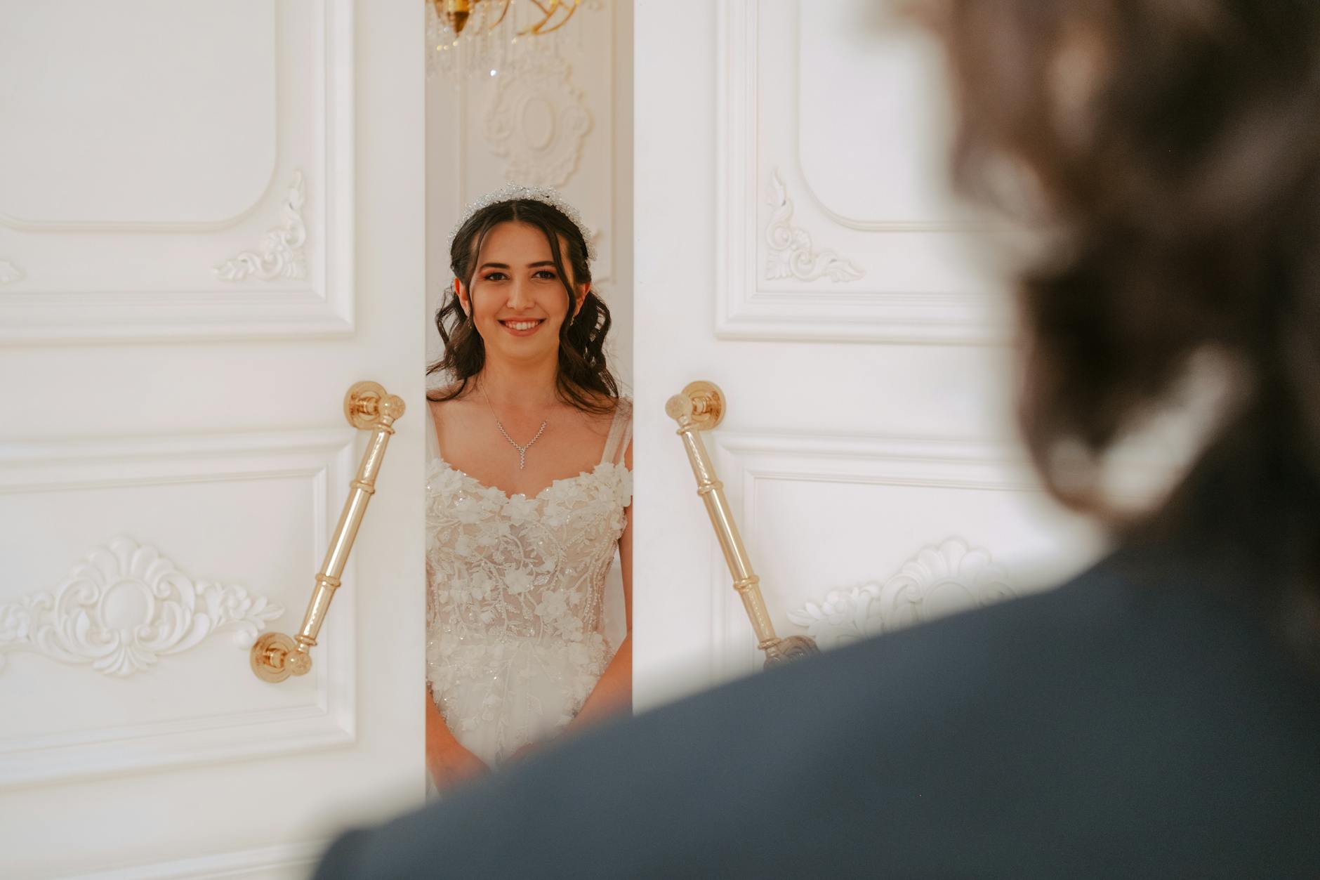 Uśmiechnięta panna młoda w białej sukni w eleganckiej sali weselnej