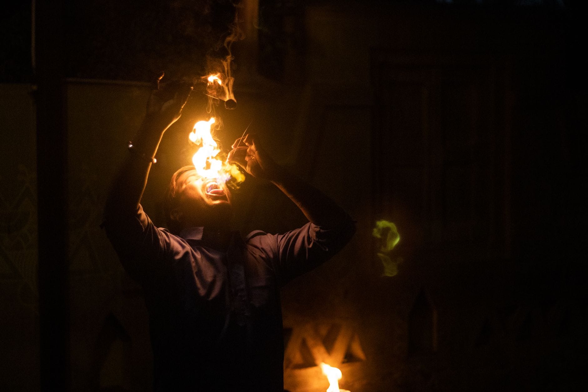 Inspirujące scenariusze teatru ognia na zimowe eventy, gdy jest chłodno i wcześnie robi się ciemno Artysta połykający ogień podczas nocnego pokazu teatru ognia