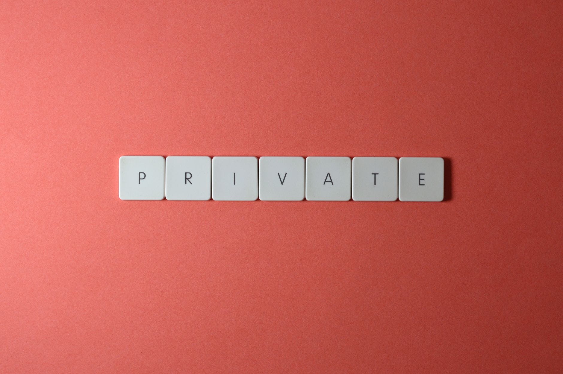Białe kafelki z napisem PRIVATE na czerwonym tle