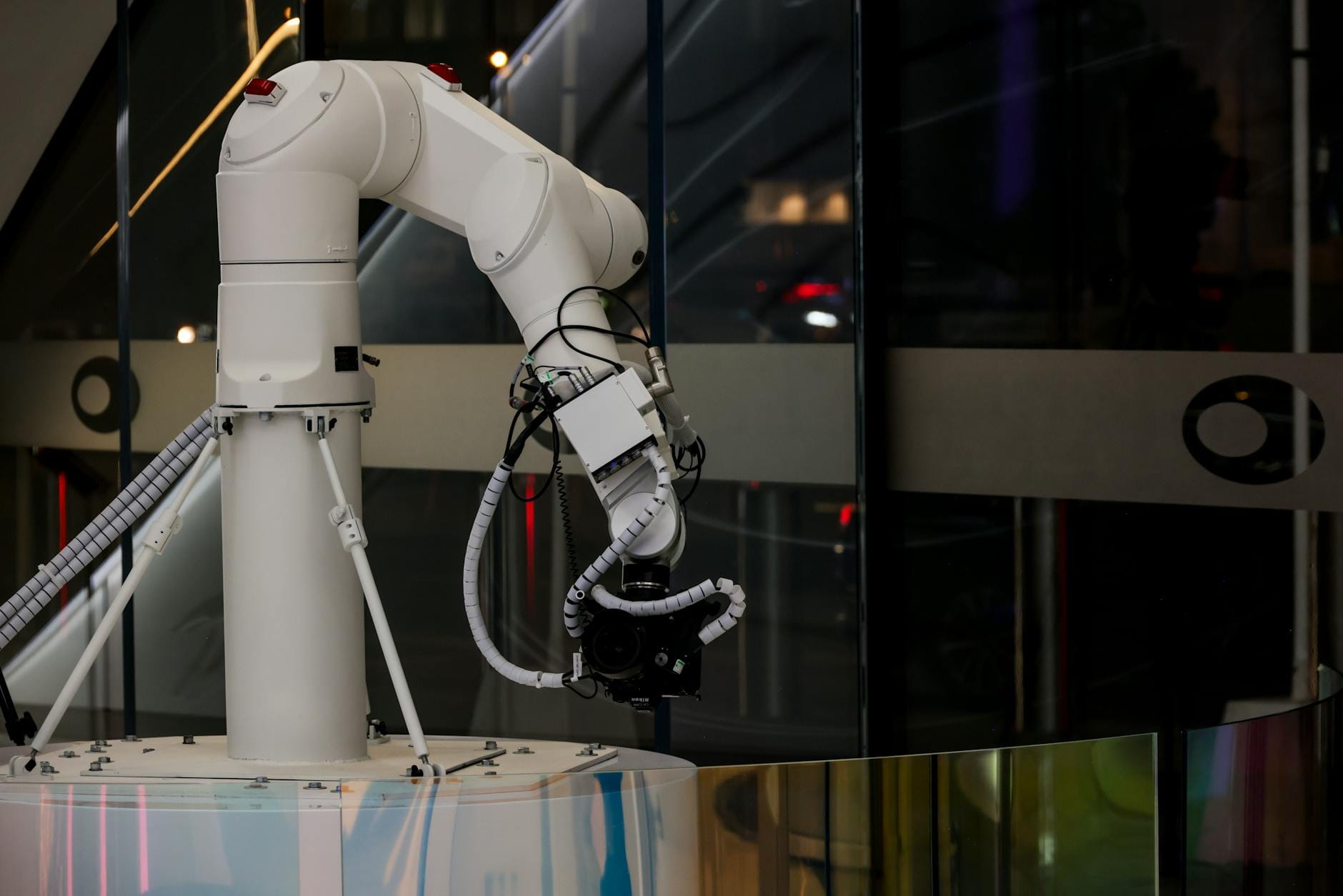 Białe ramię robota przemysłowego w nowoczesnym wnętrzu