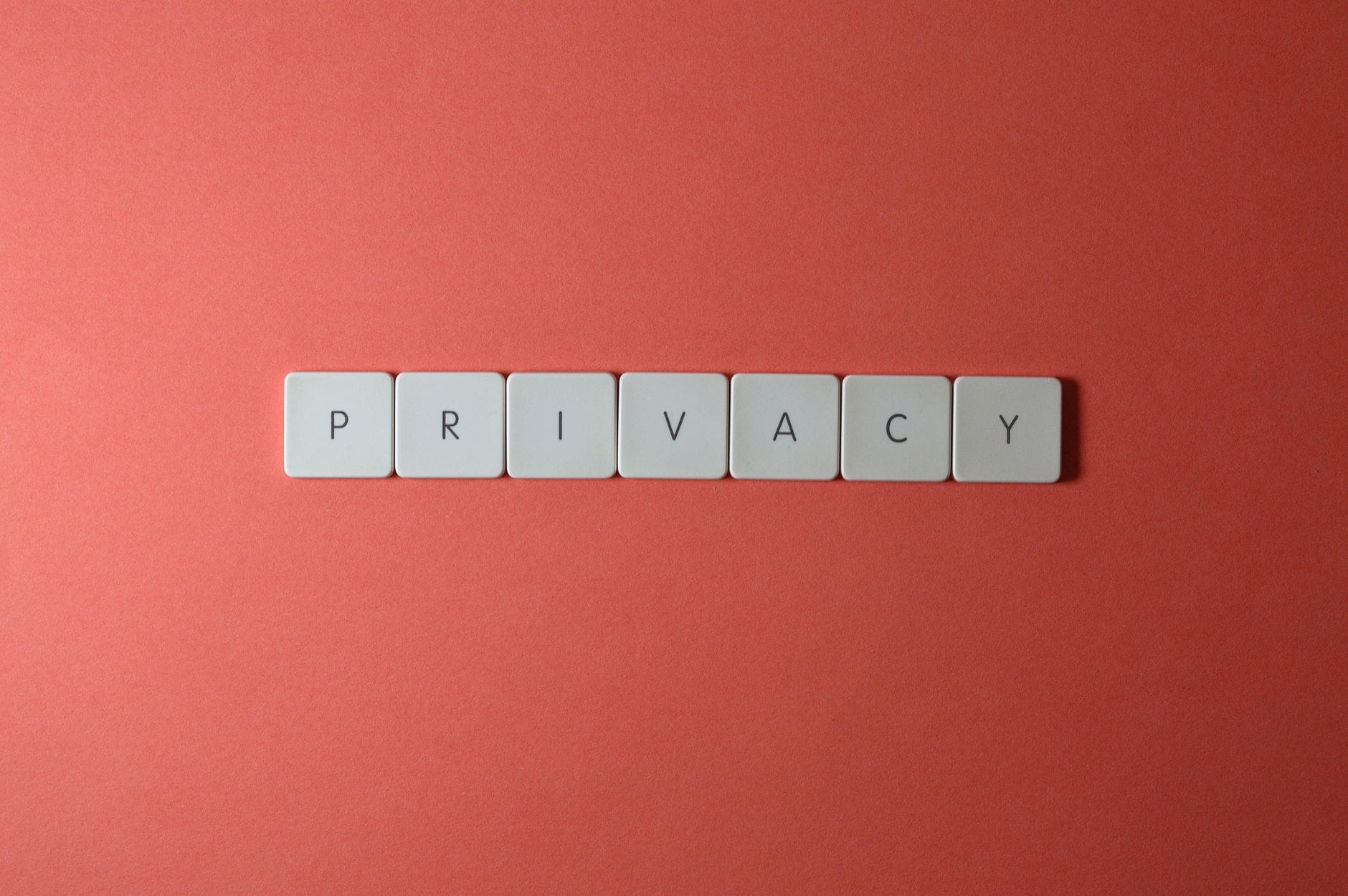Klocki z literami privacy na czerwonym tle, symbol ochrony danych