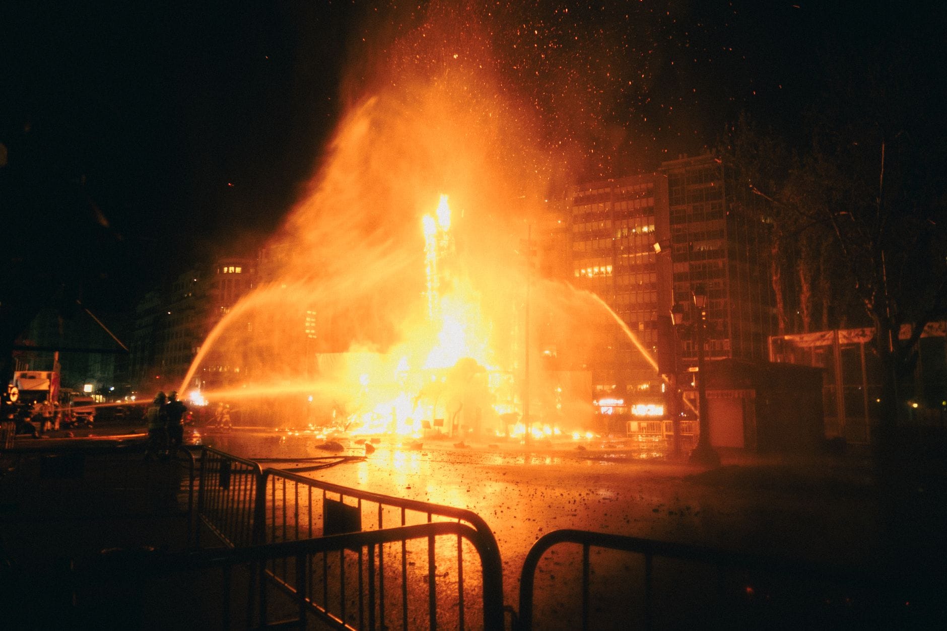Nocny pokaz fajerwerków nad płonącymi monumentami podczas Fallas