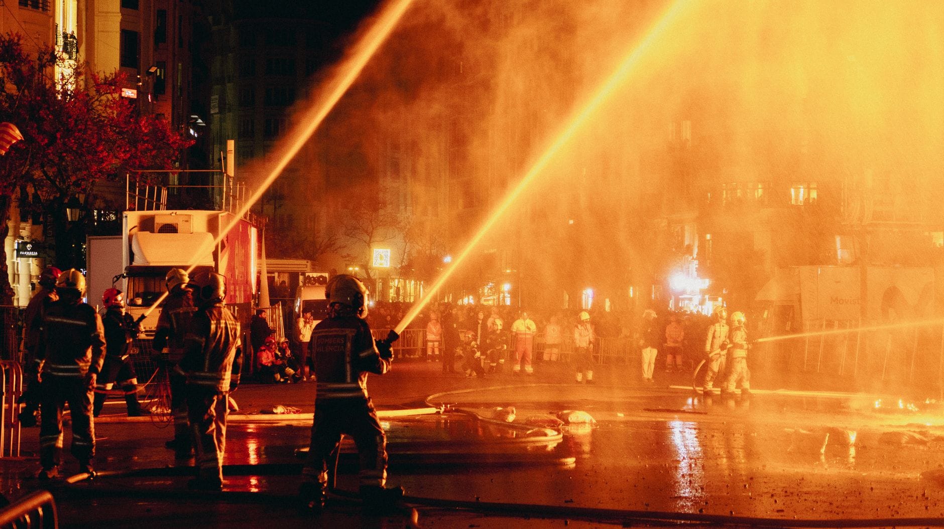 Rola straży pożarnej i służb miejskich w zabezpieczaniu pokazów pirotechnicznych Strażacy w Valence polewają wodą podczas nocnego festiwalu