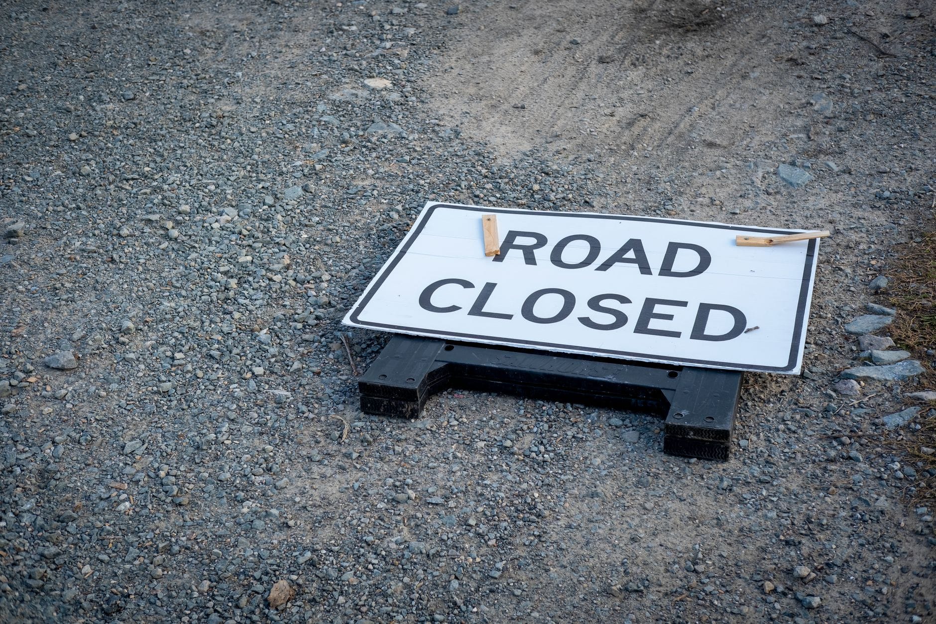 Jak zgodnie z prawem wygasić ruch drogowy na czas efektów specjalnych podczas eventu Znak road closed leżący na szutrowej drodze z zablokowanym przejazdem