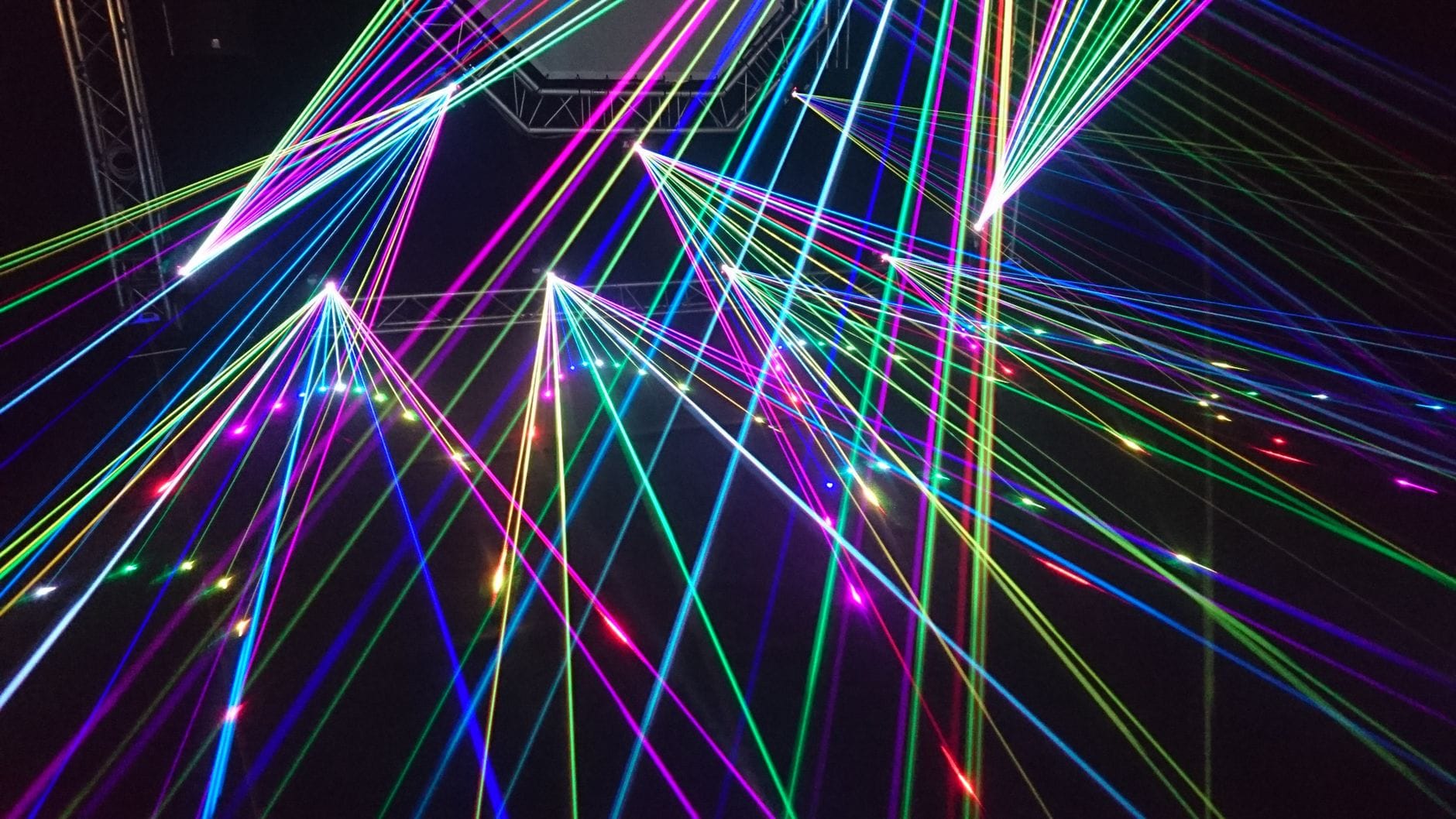 Dynamiczne wielokolorowe promienie podczas nocnego pokazu laserowego